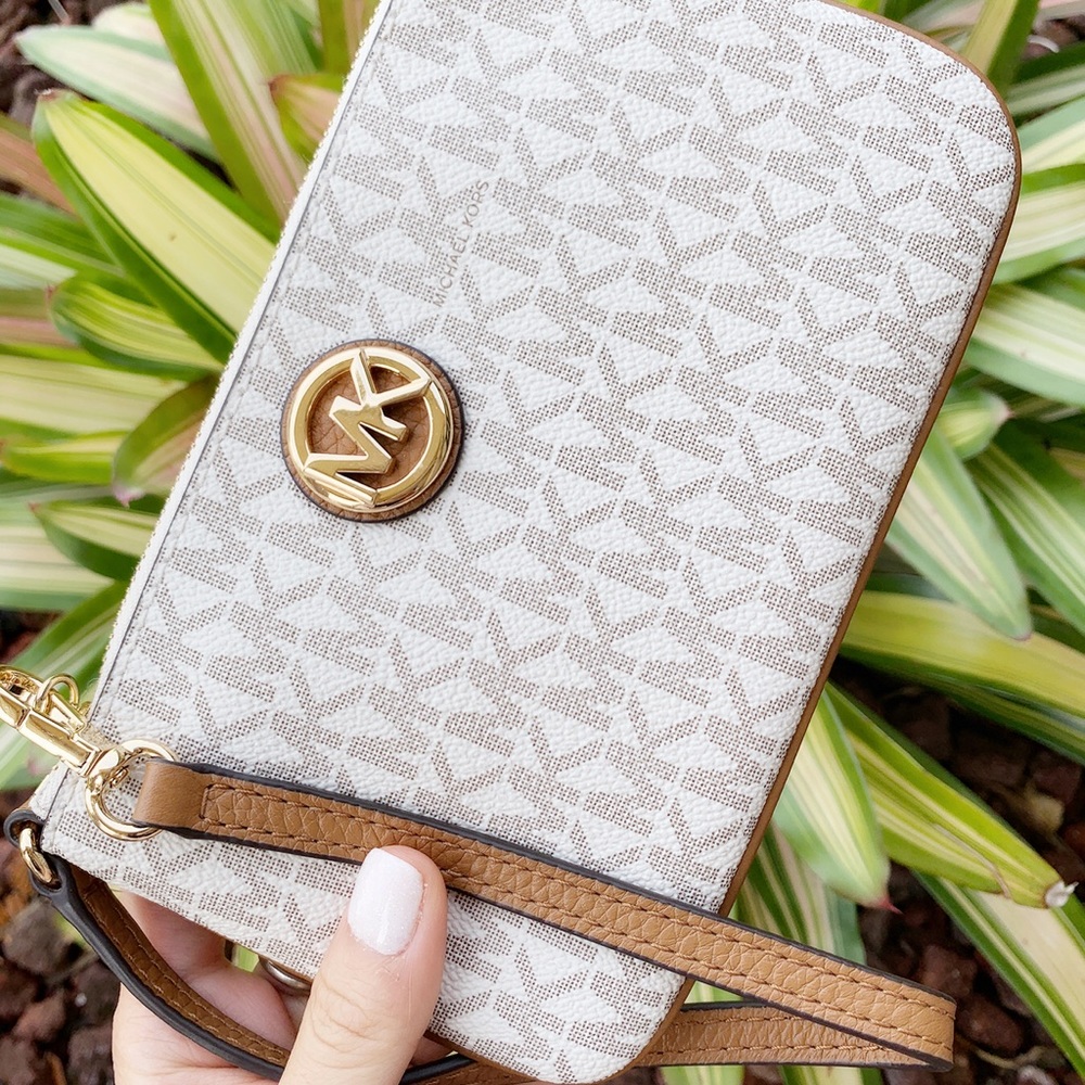 Gaby’sBags Michael Kors Fulton LG Wristlet Beige - Picture 4 of 6